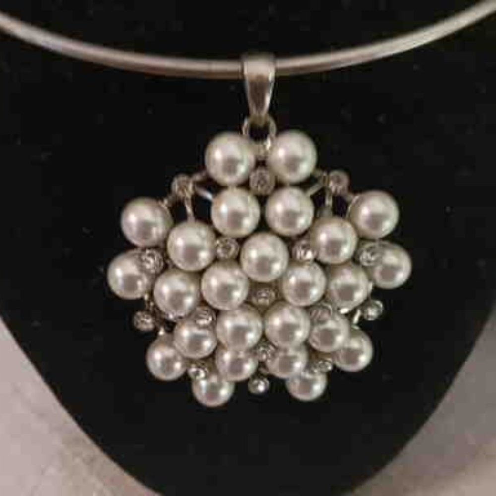 Silver Necklace with a Pendant of Pearls with Rhinestones